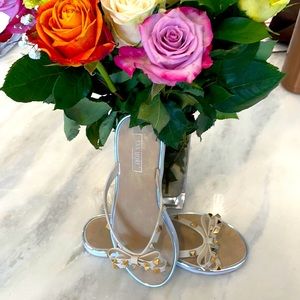 Bow rubber sandal. Cream color with gold studs